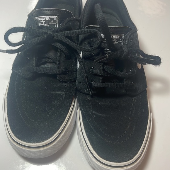 (GS) Nike Stefan Janoski SB 'Black White' 525104-021 - Picture 2 of 7